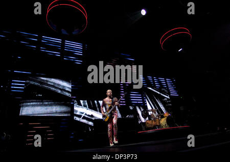 Aug 28, 2006 ; Paris, France ; le bassiste des Red Hot Chili Peppers FLEA (Michael Balzary) Lundi, 28 août 2006 à Arco Arena. Crédit obligatoire : Photo par Carl Costas/Sacramento Bee/ZUMA Press. (©) Copyright 2006 par Sacramento Bee Banque D'Images