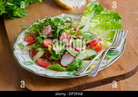 Fattoush salade dans une assiette Banque D'Images