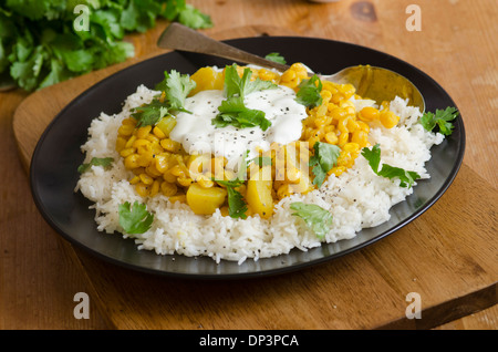 Curry de lentilles et de pommes de terre Banque D'Images