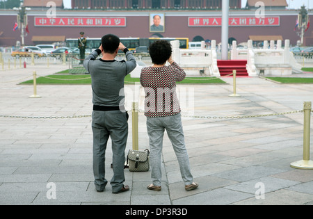 Les touristes chinois de prendre des photographies, la Place Tiananmen, à Beijing, Chine. Banque D'Images