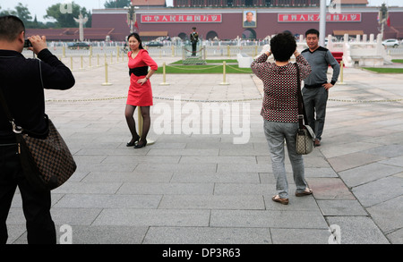 Les touristes chinois de prendre des photographies, la Place Tiananmen, à Beijing, Chine. Banque D'Images