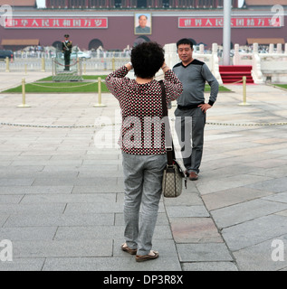 Les touristes chinois de prendre des photographies, la Place Tiananmen, à Beijing, Chine. Banque D'Images