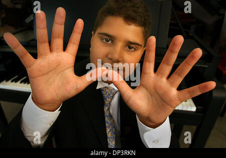 Jul 15, 2006 ; Boca Raton, FL, USA, 12 ans, Mark Mayea détient ses mains au piano Steinway galerie où il a été présenté avec un piano Steinway Modèle B, samedi. Crédit obligatoire : Photo par Bob Shanley/Palm Beach Post/ZUMA Press. (©) Copyright 2006 par Palm Beach Post Banque D'Images