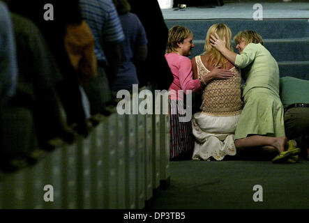 16 juil., 2006 ; West Palm Beach, FL, USA ; inspiré les membres de la première église baptiste à genoux à l'avant de l'église après un sermon menée par le pasteur Steve Flockhart, le nouveau chef pasteur de l'Église. Crédit obligatoire : Photo par Shannon Obrien/Palm Beach Post/ZUMA Press. (©) Copyright 2006 par Palm Beach Post Banque D'Images