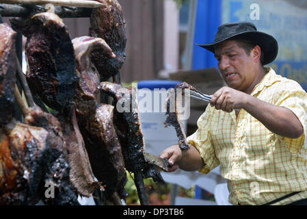 16 juil., 2006 ; West Palm Beach, FL, USA ; Alfonso Obando de Miami coupe un morceau de carne llanera (boeuf) pour un client au jour de l'indépendance colombienne Festival à la South Florida Fairgrounds amphithéâtre samedi. Crédit obligatoire : Photo par Taylor Jones/Palm Beach Post/ZUMA Press. (©) Copyright 2006 par Palm Beach Post Banque D'Images