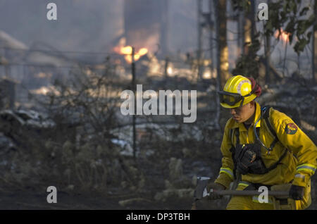 16 juil., 2006 ; El Dorado, CA, USA ; Un pompier CDF cherche les points chauds comme les vestiges d'une maison sur moniteur Road, continuer à brûler pendant les incendies multiples du dimanche le long de la route 49 et suivre les travaux d'El Dorado County le 16 juillet 2006. Crédit obligatoire : Photo par Manny Crisostomo/Sacramento Bee/ZUMA Press. (©) Copyright 2006 par Sacramento Bee Banque D'Images