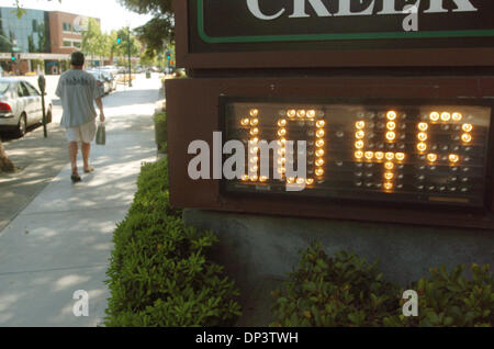 Mai 17, 2006 ; Walnut Creek, CA, USA ; la température indique 104 degrés à la Walnut Creek Banque sur Civic au centre-ville de Walnut Creek à 3:30pm. La région de la baie de prévisions, tôt le matin, le brouillard laissant place à soleil de l'après-midi et des températures élevées. Crédit obligatoire : Photo par Bob Larson/Contra Costa Times/ZUMA Press. (©) Copyright 2006 par Contra Costa Times Banque D'Images