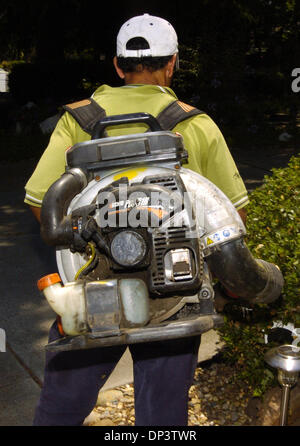 Mai 17, 2006 ; Walnut Creek, CA, USA ; Refugio Garcia de AB Services jardinage utilise un ventilateur à une résidence à Walnut Creek, Californie) sur un air de rechange le jour Lundi 17 juillet 2005. Réglementation de la pollution atmosphérique sont d'inviter les gens à s'abstenir d'utiliser des tondeuses souffleuses à essence et sur les pièces de l'air jours encore, beaucoup disent qu'ils ne savent pas même à propos de la demande. Crédit obligatoire : Photo par Nader K Banque D'Images