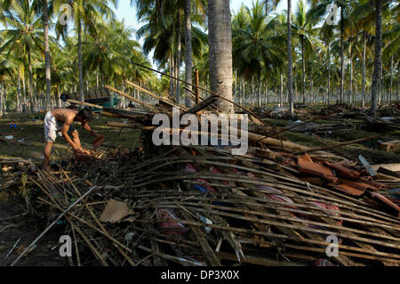 Juillet 19, 2006 ; Ciamis, Java ouest, Indonésie ; survivant du tsunami indonésien recueille des éléments utilisables à partir de sa maison qui emportés par le tsunami du lundi à Pangandaran beach. Un tsunami a frappé la côte de l'île indonésienne de Java et a pris plus de 550 vies, laissant plus de 600 blessés, environ 38 000 autres ont été déplacées par la catastrophe. Un tremblement de terre autour de 240km sous Banque D'Images