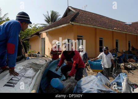 Juillet 19, 2006 ; Ciamis, Java ouest, Indonésie ; les pêcheurs se préparent à porter sur leurs bateaux qui emportés par le tsunami du lundi à Pangandaran beach. Un tsunami a frappé la côte de l'île indonésienne de Java et a pris plus de 550 vies, laissant plus de 600 blessés, environ 38 000 autres ont été déplacées par la catastrophe. Un tremblement de terre autour de 240km sous le fond de l'océan causée Banque D'Images