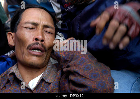 Juillet 19, 2006 ; Ciamis, Java ouest, Indonésie ; Maniso Acong qui a perdu sa sœur à lundi à la suite du tsunami pleure après avoir identifié son corps à Pangandaran beach. Un tsunami a frappé la côte de l'île indonésienne de Java et a pris plus de 550 vies, laissant plus de 600 blessés, environ 38 000 autres ont été déplacées par la catastrophe. Un tremblement de terre autour de 240km sous l'océan f Banque D'Images