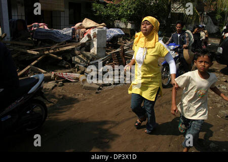 Juillet 19, 2006 ; Ciamis, Java ouest, Indonésie ; les résidents de Boulaq Laut qui vit à côté de la plage de Pangandaran run dans la panique comme une question d'un autre tsunami se propage le mercredi matin. Un tsunami a frappé la côte de l'île indonésienne de Java et a pris plus de 550 vies, laissant plus de 600 blessés, environ 38 000 autres ont été déplacées par la catastrophe. Un tremblement de terre autour de 240km être Banque D'Images