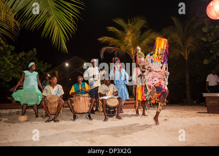 Le Garifuna effectuer danse traditionnelle. La musique garifuna et la danse font partie intégrante de cette culture. Banque D'Images