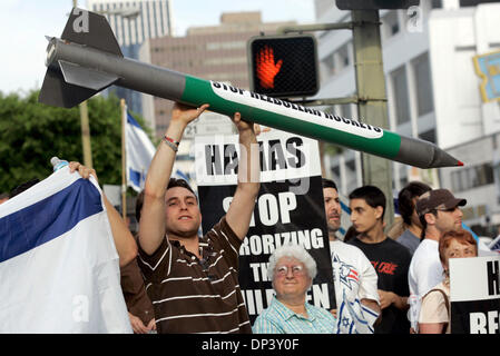 Juillet 19, 2006 ; Los Angeles, CA, USA ; un manifestant de l'international pro-Israël crie à l'extérieur du groupe StandWithUs consulat israélien à Los Angeles. Crédit obligatoire : Photo par Ringo Chiu/ZUMA Press. (©) Copyright 2006 par Ringo Chiu Banque D'Images