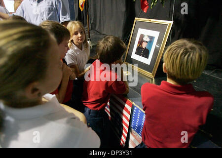 Nov 10, 2006 ; San Antonio, TX, USA ; Bracken Christian School Les élèves étudient le vendredi matin 10 novembre 2006 lors d'une photo de fougère et d'études supérieures. Luc Benjamin Holler après la Journée des anciens combattants de annuelle de l'école Chapelle. Holler, un diplômé de 2003 de la fougère qui a été tué en Irak le 2 novembre, a été marquée au cours du service. Crédit obligatoire : Photo de William Luther/San Antonio Banque D'Images