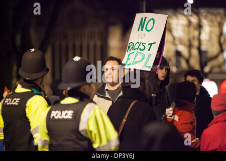 Un manifestant anti-EDL détient un placard à lire 'pas d'EDL racistes" dans le cadre d'une manifestation de 200 personnes qui faisaient face à un solide 50 English Defence League de protestation devant les bureaux du conseil municipal de Bristol à l'encontre d'un projet de nouvelle mosquée dans le quartier de Cheltenham Road. Une grande présence policière gardé les côtés opposés d'intervalle ; il y avait de vifs échanges et des objets ont été lancés par les manifestants anti-EDL. Une proposition de rencontre, organisée par Bristol City Council pour les personnes s'opposant à la mosquée devait avoir lieu mais a été annulée à la dernière minute. Bristol, Royaume-Uni 07/01/2014 Banque D'Images