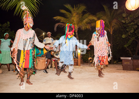 Le Garifuna effectuer danse traditionnelle. La musique garifuna et la danse font partie intégrante de cette culture. Banque D'Images