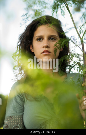 Portrait d'adolescente en plein air dans la nature, à la recherche dans la distance, Allemagne Banque D'Images