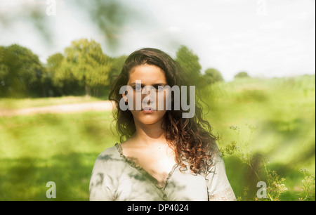 Portrait d'adolescente en plein air dans la nature, à la recherche dans la distance, Allemagne Banque D'Images