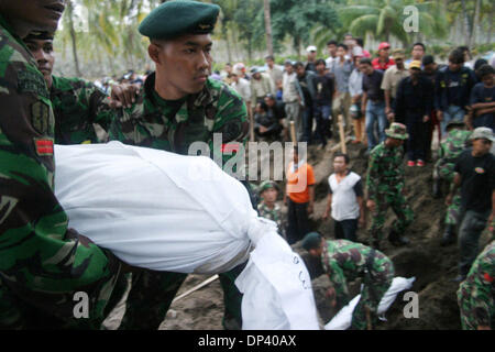 Juillet 19, 2006 ; Ciamis, Java ouest, Indonésie ; l'Indonésie tsunami Militaire National continuer sur la victime à une messe de funérailles. Selon les médias, le tsunami qui a frappé l'Ouest et du centre de Java le lundi 17 juillet, 2006 tue au moins 500 personnes. Crédit obligatoire : Photo par Toto Santiko Budi/JiwaFoto/ZUMA Press. (©) Copyright 2006 par JiwaFoto Banque D'Images