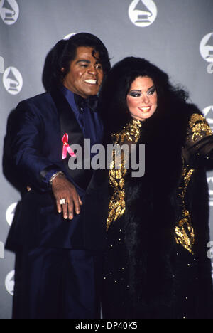 Juillet 19, 2006 ; Los Angeles, CA, USA ; James BROWN à la 35e cérémonie des Grammy Awards avec sa femme Adrienne. Crédit obligatoire : Photo par Kathy Hutchins/ZUMA Press. (©) Copyright 2006 par Kathy Hutchins Banque D'Images