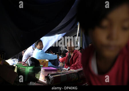 Jul 20, 2006 ; Ciamis, Java ouest, Indonésie ; les résidents du village Babakan qui avait été touchée par le tsunami de lundi s'asseoir dans une tente à un camp de personnes déplacées à l'Sukaurip dans les collines au-dessus de Pangandaran. Un tsunami a frappé la côte de l'île indonésienne de Java, tuant plus de 550 personnes, laissant plus de 600 blessés. Plus de 38 000 autres ont été déplacées par la catastrophe. Un tremblement de terre autour de 240km ben Banque D'Images