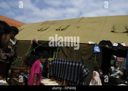 Jul 20, 2006 ; Ciamis, Java ouest, Indonésie ; les enfants jouent à l'extérieur d'une tente à un camp de personnes déplacées à l'Sukaurip dans les collines au-dessus de Pangandaran. Un tsunami a frappé la côte de l'île indonésienne de Java, tuant plus de 550 personnes, laissant plus de 600 blessés. Plus de 38 000 autres ont été déplacées par la catastrophe. Un tremblement de terre autour de 240km sous le fond de l'océan a provoqué la vague noir géant à s Banque D'Images