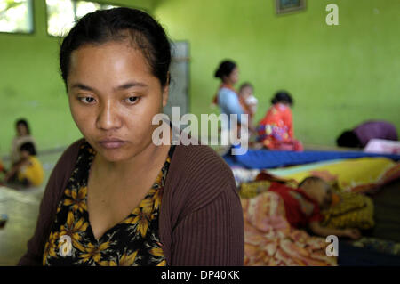 Jul 20, 2006 ; Ciamis, Java ouest, Indonésie ; Jumsi est assis dans une salle de classe qui est un camp de personnes déplacées de fortune à Sukaurip dans les collines au-dessus de Pangandaran. Un tsunami a frappé la côte de l'île indonésienne de Java, tuant plus de 550 personnes, laissant plus de 600 blessés. Plus de 38 000 autres ont été déplacées par la catastrophe. Un tremblement de terre autour de 240km sous le fond de l'océan causée le géant bl Banque D'Images