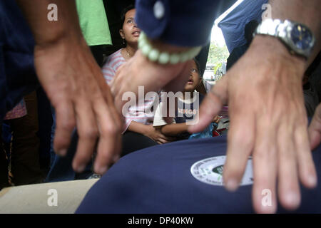 Jul 20, 2006 ; Ciamis, Java ouest, Indonésie ; volontaires distribuent des couvertures à un centre de réfugiés dans les collines de la région de Pangandaran. Les villageois qui ont survécu au tsunami inquiète encore sur les possibilités d'un autre tremblement de terre et le tsunami. Un tsunami a frappé la côte de l'île indonésienne de Java, tuant plus de 550 personnes, laissant plus de 600 blessés. Plus de 38 000 autres ont été Banque D'Images