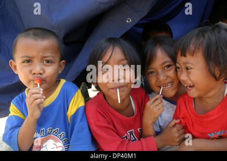 Jul 20, 2006 ; Ciamis, Java ouest, Indonésie ; Happy expressions d'enfants de centre de réfugiés dans les collines de Pangandaran. Les villageois qui ont survécu au tsunami inquiète encore sur les possibilités d'un autre tremblement de terre et le tsunami. Un tsunami a frappé la côte de l'île indonésienne de Java, tuant plus de 550 personnes, laissant plus de 600 blessés. Plus de 38 000 autres ont été Banque D'Images