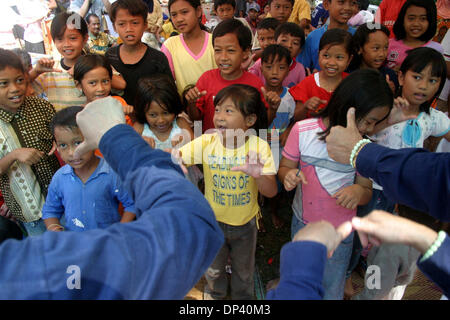 Jul 20, 2006 ; Ciamis, Java ouest, Indonésie ; les enfants séjournant à l'centre de réfugiés dans les collines de Pangandaran, Java ouest chanter joyeusement tout en étant diverti par l'organisation bouddhiste Tzu Chi. Les villageois qui ont survécu au tsunami inquiète encore sur les possibilités d'un autre tremblement de terre et le tsunami. Un tsunami a frappé la côte de l'île indonésienne de Java faisant plus de 55 Banque D'Images