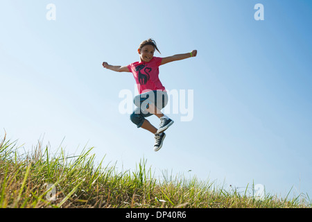 Girl in plus de champ, Allemagne Banque D'Images