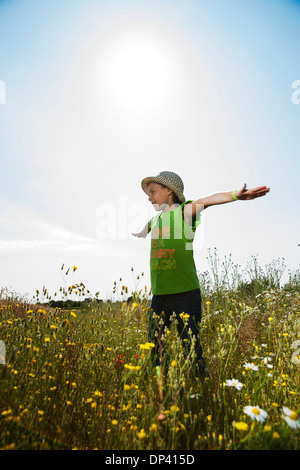 Girl standing in field with arms outstretched, Allemagne Banque D'Images