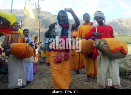 Jul 20, 2006 ; Drass, au Cachemire, en Inde ; Parents prient pour leurs morts solidiers au monument aux morts en Drass, 250 kilomètres au nord-est de Srinagar, capitale du Cachemire administrée par des Indiens. L'Inde célèbre le 7e anniversaire de la guerre de Kargil, qui a été menée contre les intrus de côté pakistanais. On estime que l'Inde a perdu 550 solidiers. Crédit obligatoire : Photo par Altaf Zarga Banque D'Images