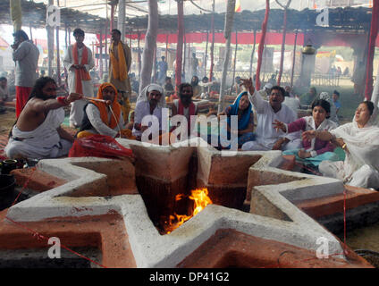 Jul 20, 2006 ; Drass, au Cachemire, en Inde ; Parents prient pour leurs morts solidiers au monument aux morts en Drass, 250 kilomètres au nord-est de Srinagar, capitale du Cachemire administrée par des Indiens. L'Inde célèbre le 7e anniversaire de la guerre de Kargil, qui a été menée contre les intrus de côté pakistanais. On estime que l'Inde a perdu 550 solidiers. Crédit obligatoire : Photo par Altaf Zarga Banque D'Images