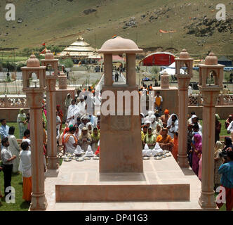 Jul 20, 2006 ; Drass, au Cachemire, en Inde ; Parents prient pour leurs morts solidiers au monument aux morts en Drass, 250 kilomètres au nord-est de Srinagar, capitale du Cachemire administrée par des Indiens. L'Inde célèbre le 7e anniversaire de la guerre de Kargil, qui a été menée contre les intrus de côté pakistanais. On estime que l'Inde a perdu 550 solidiers. Crédit obligatoire : Photo par Altaf Zarga Banque D'Images