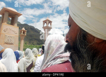 Jul 20, 2006 ; Drass, au Cachemire, en Inde ; Parents prient pour leurs morts solidiers au monument aux morts en Drass, 250 kilomètres au nord-est de Srinagar, capitale du Cachemire administrée par des Indiens. L'Inde célèbre le 7e anniversaire de la guerre de Kargil, qui a été menée contre les intrus de côté pakistanais. On estime que l'Inde a perdu 550 solidiers. Crédit obligatoire : Photo par Altaf Zarga Banque D'Images