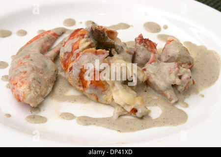 Jul 21, 2006 ; Los Angeles, CA, USA ; la poêle avec du homard du Maine rôti au beurre de truffe et thaïlandais au restaurant coupe sabayon au Regent Beverly Wilshire Hotel. Chef Lee Hefter couper court restaurant au Regent Beverly Wilshire Hotel. Chef exécutif Hefter est partenaire du groupe de Wolfgang Puck Fine Dining, ainsi que Wolfgang Puck Catering et d'événements. Crédit obligatoire : Photo de Mar Banque D'Images