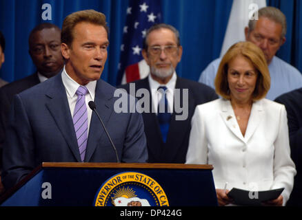 Jul 21, 2006 ; Los Angeles, CA, USA ; secrétaire d'affaires, des transports et du logement, à Alicia Molik Wright Sunne, droit à l'écoute de concert avec les entreprises et les dirigeants communautaires comme le gouverneur Arnold Schwarzenegger parle d'ordre exécutif S-11-06, afin d'aider les entreprises défavorisées dans l'état, au cours d'une conférence de presse Crédit obligatoire : Photo par Kristopher Skinner/Temps de Contra Costa Banque D'Images