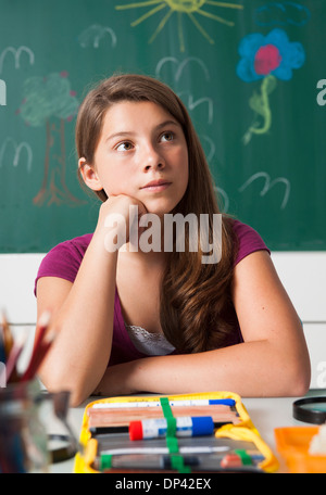 Little girl sitting at desk in classroom, Allemagne Banque D'Images