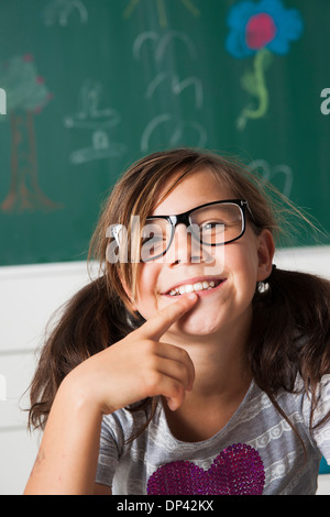 Close-up portrait of girl sitting in classroom, Allemagne Banque D'Images
