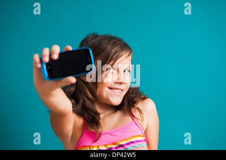 Close-up portrait of girl taking photo d'elle-même avec le smartphone, Gremany Banque D'Images