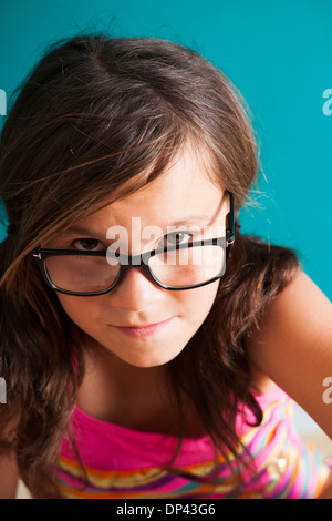 Portrait of Girl wearing eyeglasses, looking at camera, Allemagne Banque D'Images