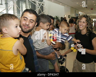 Juillet 22, 2006 - BWI Airport, MD, USA - Comme les troupes israéliennes ont commencé à traverser la frontière du nord au Liban, SABAH BACHIR (à droite) et ses trois fils RYAN (1, chemise bleu et blanc, à côté de Sabah), Ali (4, centre) et Adam (2, en jaune, à gauche) le réunit avec son mari ZANE (EZEBINE maintenant Ali et Ryan) et son beau-frère LOURAY IRANI après son arrivée en toute sécurité à Baltimore Washington JE Banque D'Images