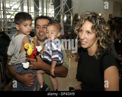 Juillet 22, 2006 - BWI Airport, MD, USA - Comme les troupes israéliennes ont commencé à traverser la frontière du nord au Liban, SABAH BACHIR (à droite) et ses trois fils RYAN (1, chemise bleu et blanc), Ali (4), et d'ADAM (2), en jaune, les retrouvailles avec son mari ZANE (EZEBINE maintenant Ali et Ryan) après son arrivée en toute sécurité à Baltimore Washington International Airport. Sabah avait fui le Liban avec ses trois enfants Banque D'Images