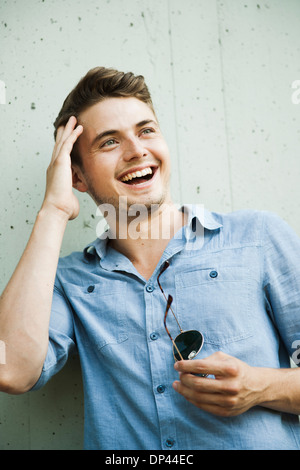 Portrait de jeune homme à l'extérieur, rire, Allemagne Banque D'Images