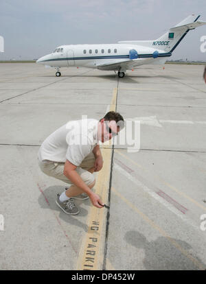 Mai 24, 2006 ; Otay Mesa, CA, USA ; TOM RICOTTA, directeur général de Lancair Jet Center/Brown à l'aviation générale. Il était decribing comment les pièces de caoutchouc d'étanchéité entre les dalles de béton se sont détériorées et se desserrer les rendre dangereux pour les avions à réaction propeled. Crédit obligatoire : Photo par Scott Linnet/SDU-T/ZUMA Press. (©) Copyright 2006 by SDU-T Banque D'Images