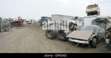 Mai 24, 2006 ; Otay Mesa, CA, USA ; c'est un coup d'oeil sur les chantiers de démolition auto au nord du champ brun. C'est un suivi d'une Hasemyer Rapport de surveillance et McDonald n'en septembre dernier, grosse surprise, les choses ne sont pas mieux à l'aéroport. Les chantiers de démolition sont au nord de la ligne et à l'est de Pogo Route du patrimoine sur des terrains loués à la ville de San Diego. Crédit obligatoire : Photo par Scott Banque D'Images