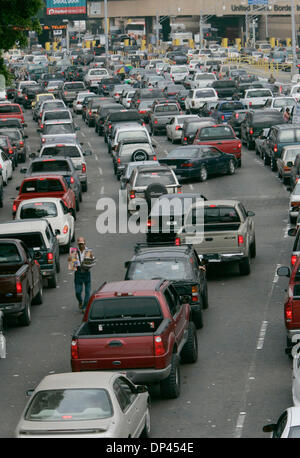 Mai 24, 2006, Tijuana, Mexique ; apparemment, le temps d'attente à la frontière pour entrer aux États-Unis a augmenté de plus dans tous les domaines : San Ysidro voitures de passagers, le trafic et la même marche à Otay Mesa. Crédit obligatoire : Photo par Peggy Peattie/SDU-T/ZUMA Press. (©) Copyright 2006 by SDU-T Banque D'Images