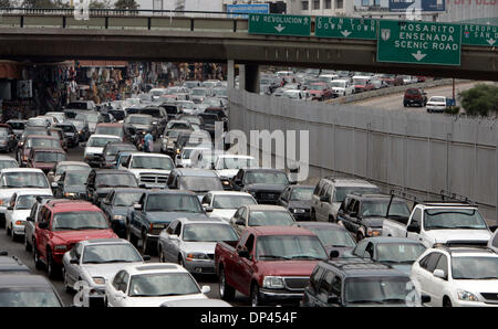 Mai 24, 2006, Tijuana, Mexique ; apparemment, le temps d'attente à la frontière pour entrer aux États-Unis a augmenté de plus dans tous les domaines : San Ysidro voitures de passagers, le trafic et la même marche à Otay Mesa. Crédit obligatoire : Photo par Peggy Peattie/SDU-T/ZUMA Press. (©) Copyright 2006 by SDU-T Banque D'Images